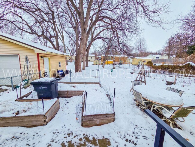 Building Photo - 2 Bedroom 1 Bath duplex home in Windsor Heights with Garage!!!