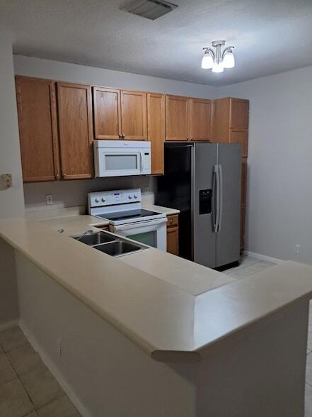 Building Photo - 9759 Lago Dr