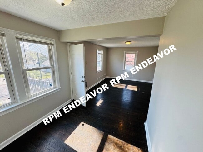 Building Photo - Cozy 2 Bed / 1 Bath