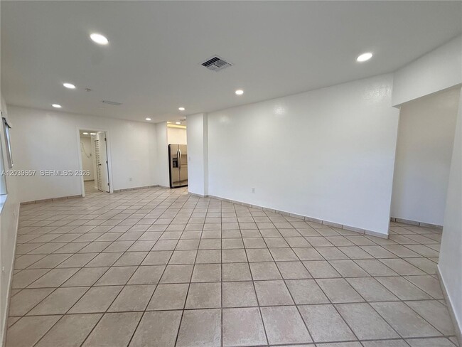Building Photo - 561 W 39th St