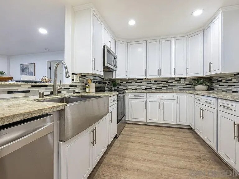 Building Photo - 8860 Villa La Jolla Dr