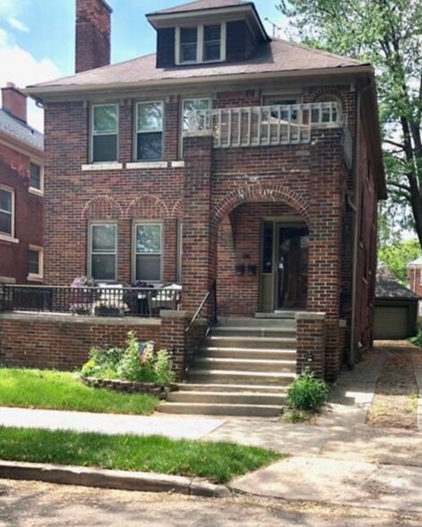 Outdoor patio space - front and back - 841 Nottingham Rd