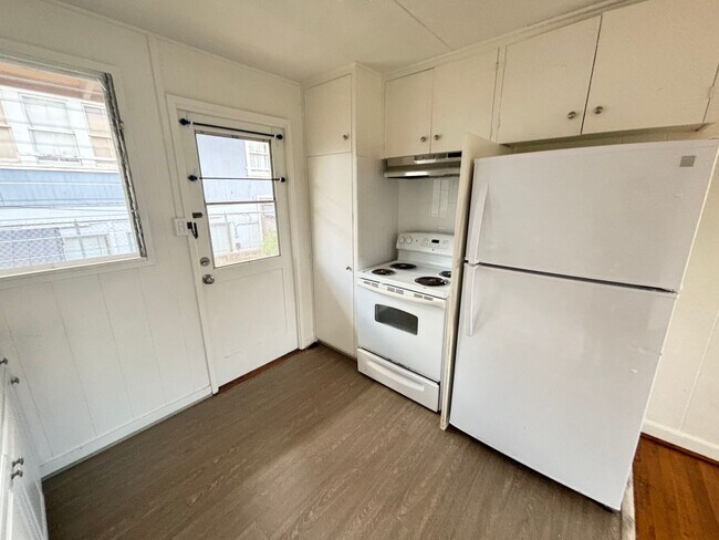 Building Photo - 849 3rd St. 2 Bed 1 Bath $1,700 - Rent Ready!