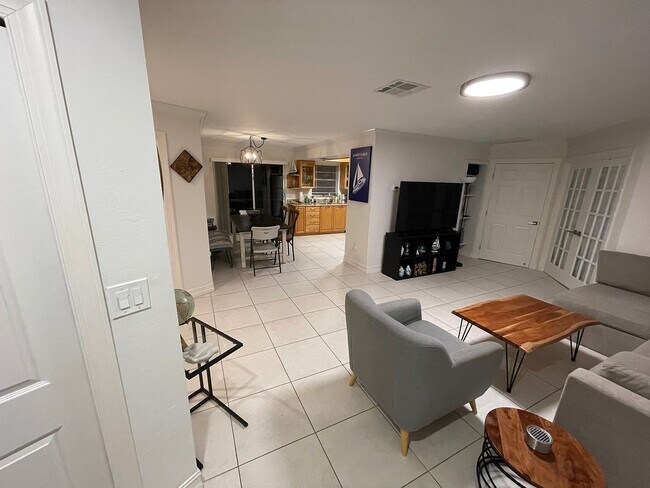 Building Photo - 1337 Center Ln