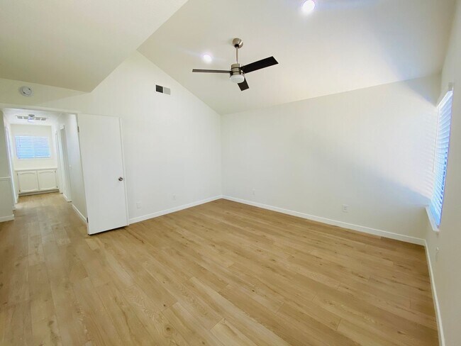 Building Photo - Classic Beauty