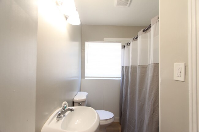 Building Photo - Cute ! Cute! Cute! New on the Market and Newly Renovated!