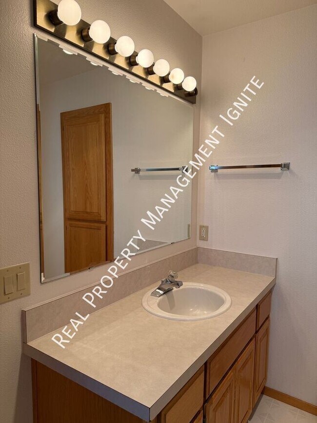 Building Photo - 1115 NE Hidden Valley Dr