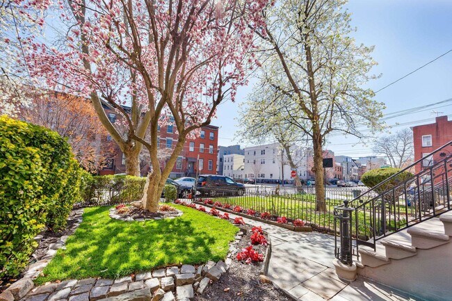 Building Photo - 294 4th St