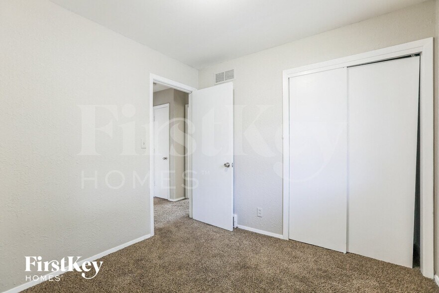 Building Photo - 3605 S Stayton Ave