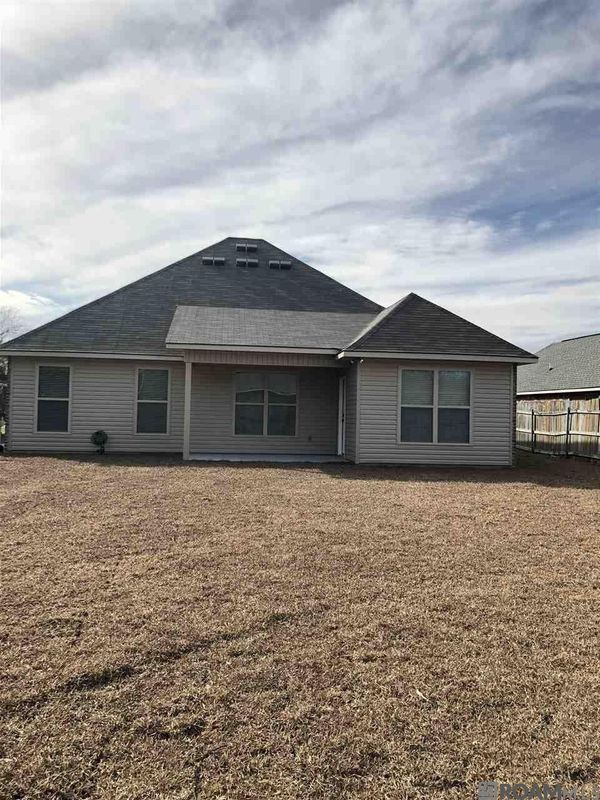 Building Photo - 26612 Parkwood Dr