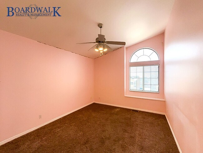 Building Photo - Beautiful Home with Mountain Views & Prime Location in Sandy