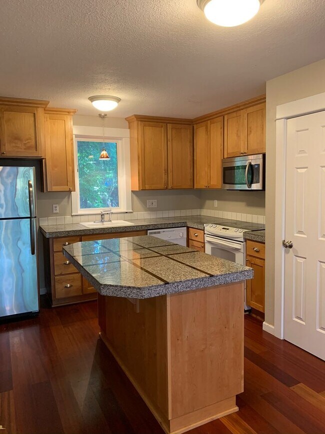 Building Photo - Large Four Bedroom House in Newberg