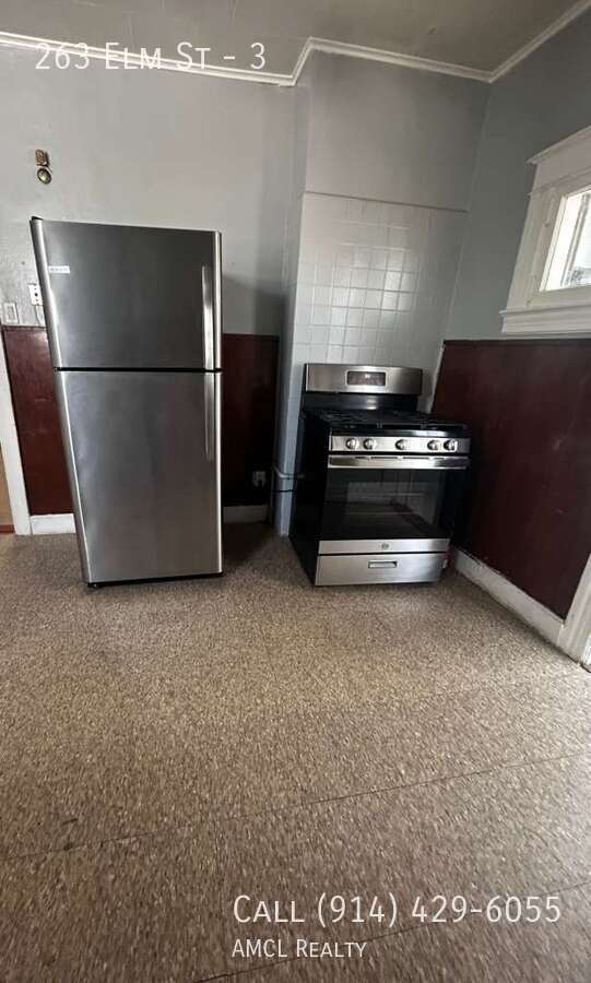 Building Photo - 263 Elm St