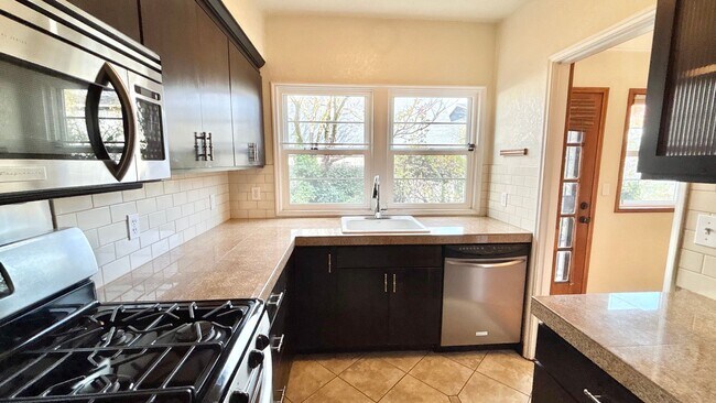 Building Photo - Modern Comfort in the Heart of Hosford Abernethy!