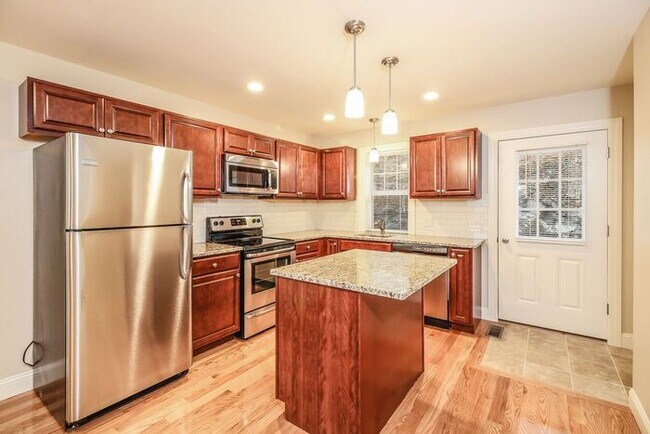 Building Photo - Envoy Townhouse with Tuscan Inspired Inter...