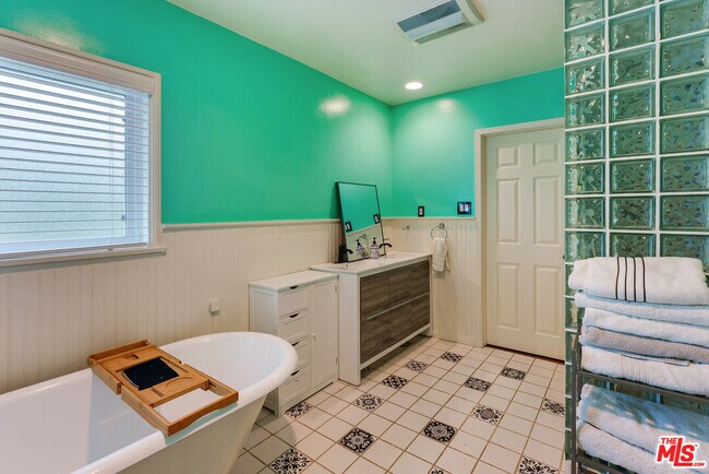 Building Photo - 3740 Lankershim Blvd