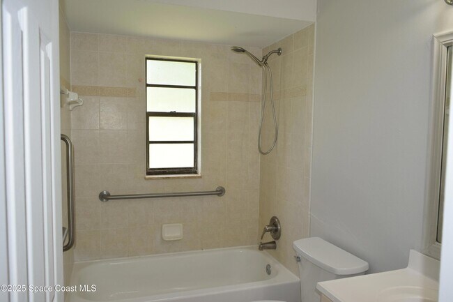 Building Photo - 326 Decordre Rd SE