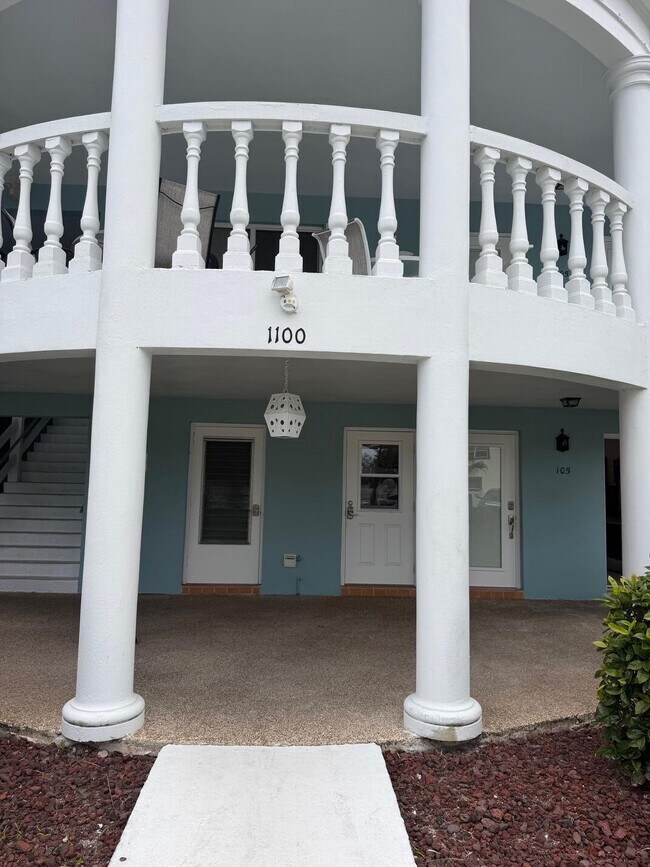 Building Photo - 1100 Pine Dr