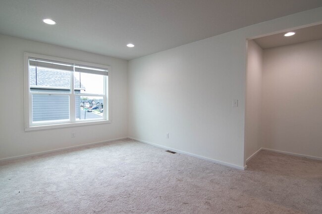 Building Photo - ***Coming Soon June 1st, 2026***Modern 4 bed 2.5 bath near the Fairways Golf Course, Amazon and F...