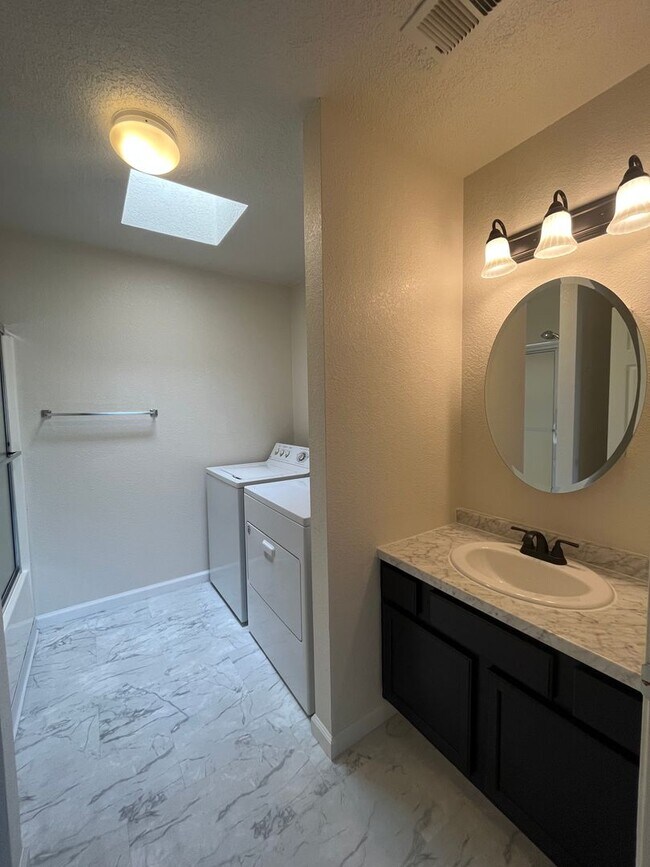 Building Photo - Lovely 2 Bedroom 2 Bathroom Condo Located In The NW!