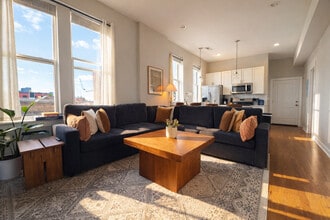 Building Photo - 736 N Throop St