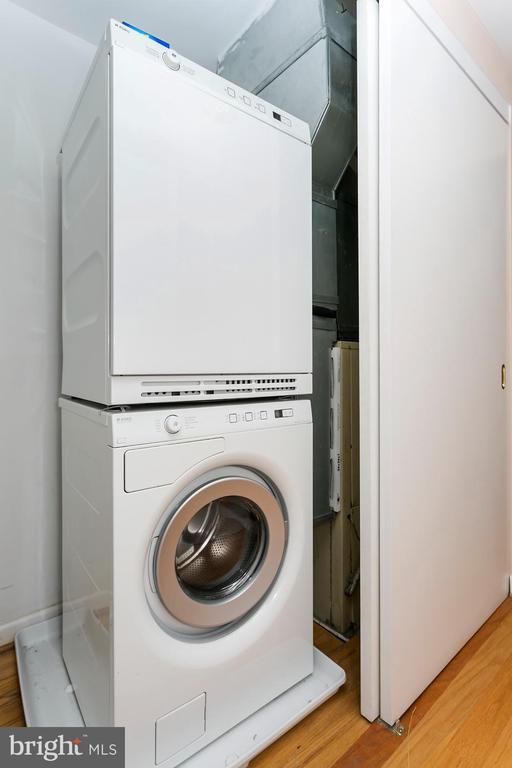 Building Photo - 250 S President St