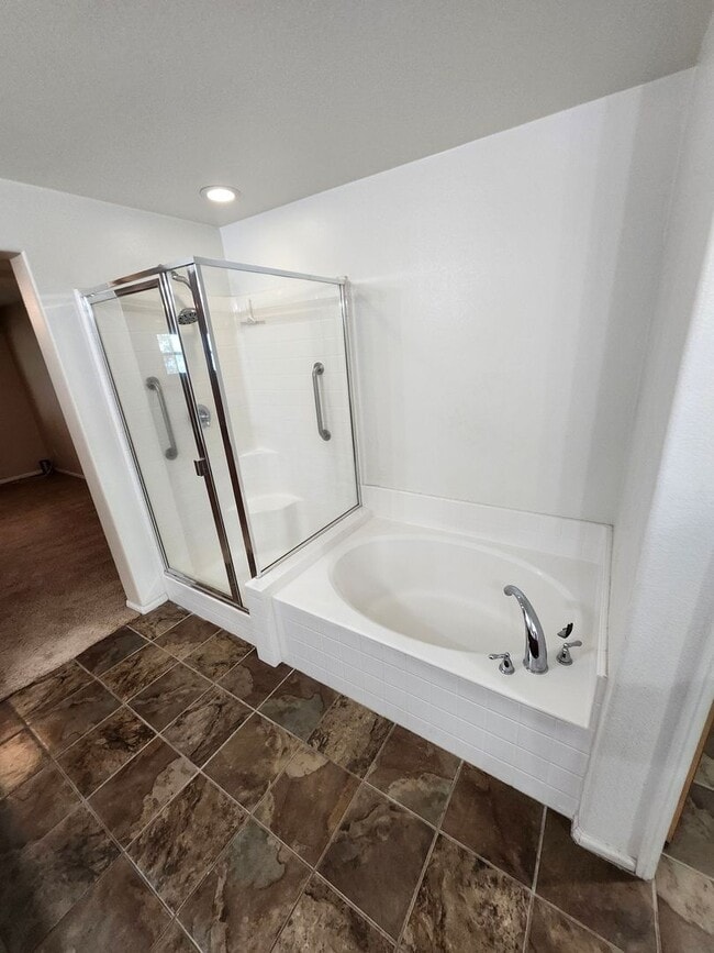 Building Photo - Beautiful two-story townhouse in Fontana G...