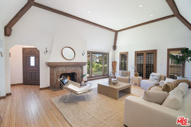 Building Photo - 137 N Poinsettia Pl