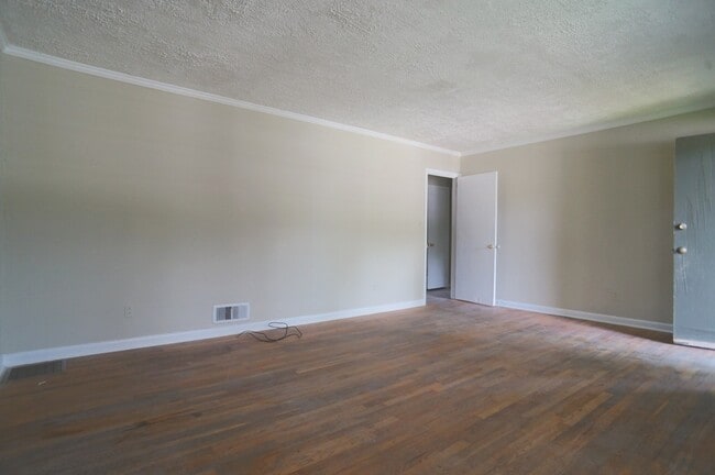 Building Photo - 435 S Barnett Shoals Rd