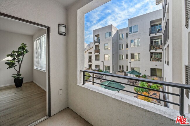 Building Photo - 6400 Crescent Prk E