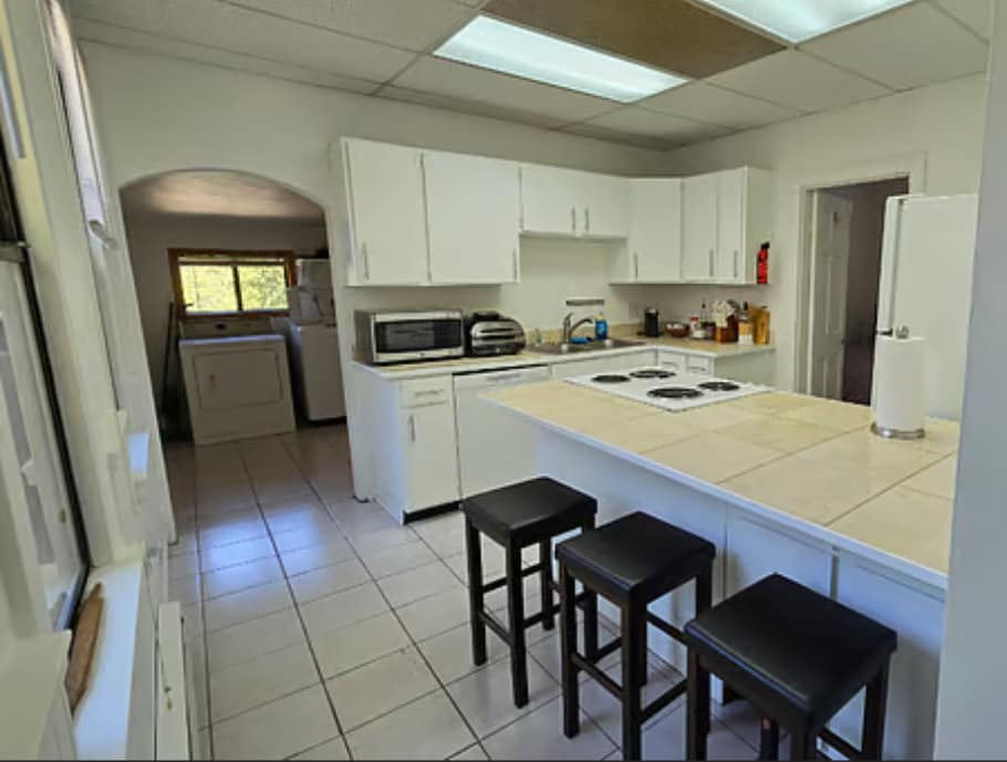 Kitchen complete with dishwasher, Keurig coffee maker and Ninja Air Fryer - 1512 17th Ave S