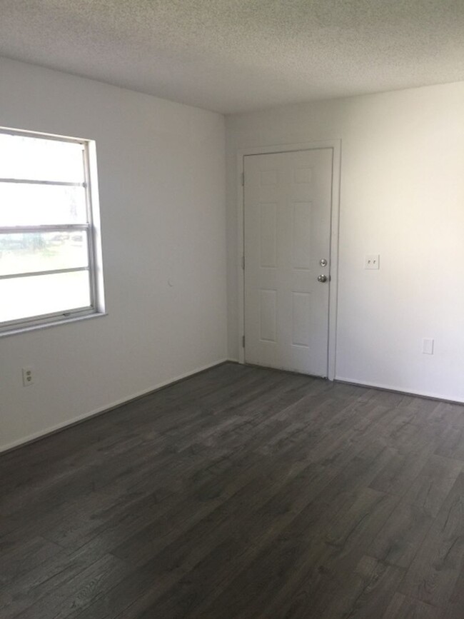 Building Photo - Two bedroom 1 bath duplex close to Downtow...