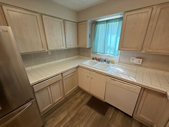 Building Photo - 3 Bedroom 1.5 Bath House Large 2 Car Detac...