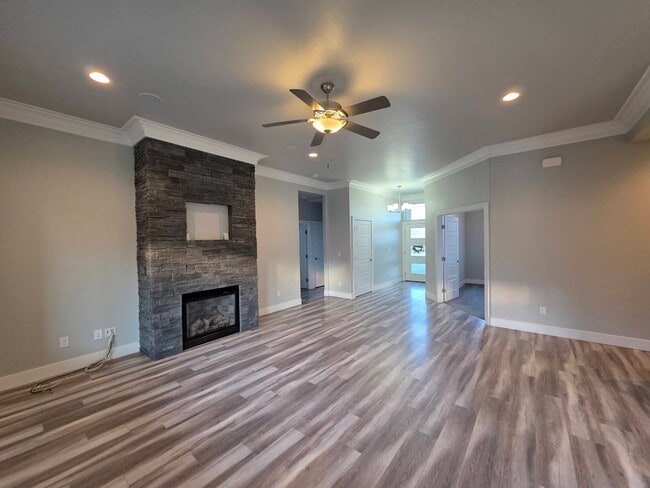 Building Photo - 584 Thebes St