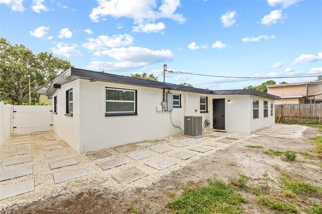 Building Photo - 2134 Catalina Dr