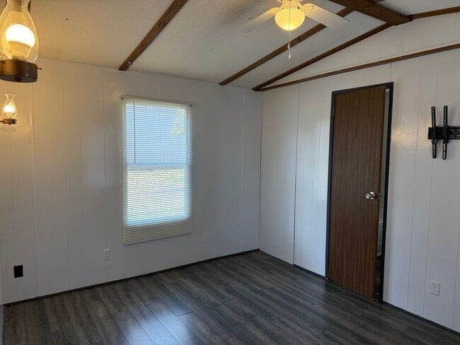 Building Photo - 3 Bedroom Mobile Home in Pleasant Garden!
