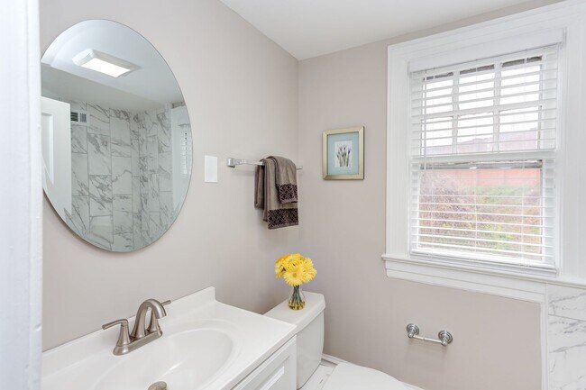 Building Photo - Available Now - Adorable and Spacious!  2 ...