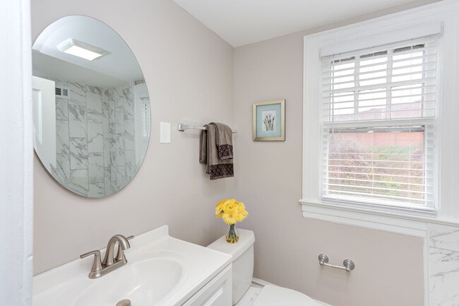 Building Photo - Available Now - Adorable and Spacious! 2 B...
