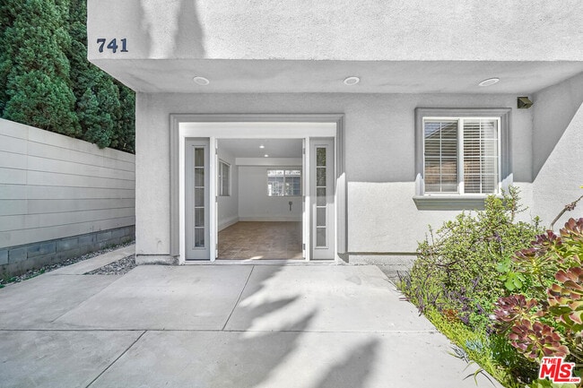 Building Photo - 741 N Las Palmas Ave