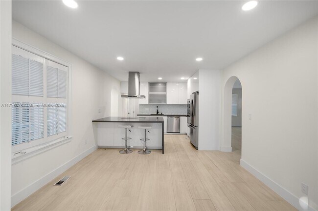 Building Photo - 936 Sorolla Ave