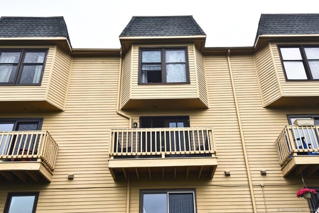 Building Photo - 178 Flax Hill Rd