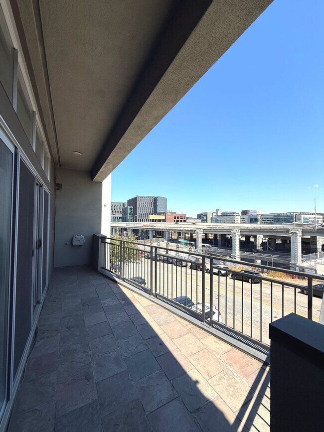 Building Photo - HUGE MODERN BRIGHT Potrero Hill Top Floor ...