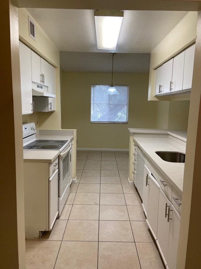 Building Photo - 9701 Westview Dr