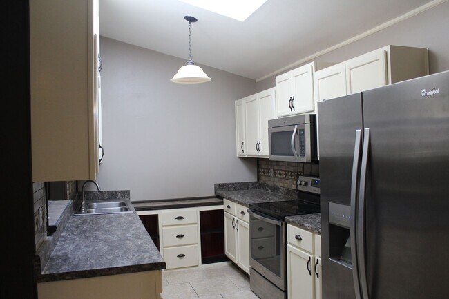 Building Photo - 2 bed 2 bath condo