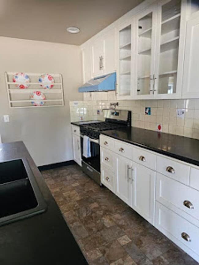 Building Photo - Spacious Two Story, 4 Bedroom, 4 Bathroom ...
