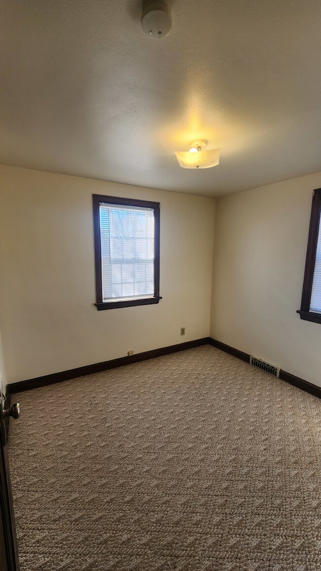 Building Photo - 2 Bedroom, 1 Bathroom Duplex Available Wit...