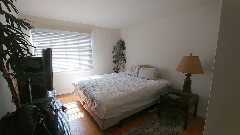 Building Photo - 1427 N Hayworth Ave