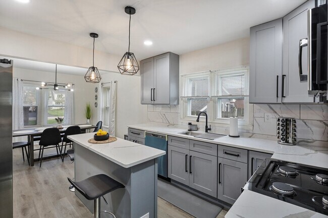 Building Photo - 366 N Hemlock Ave