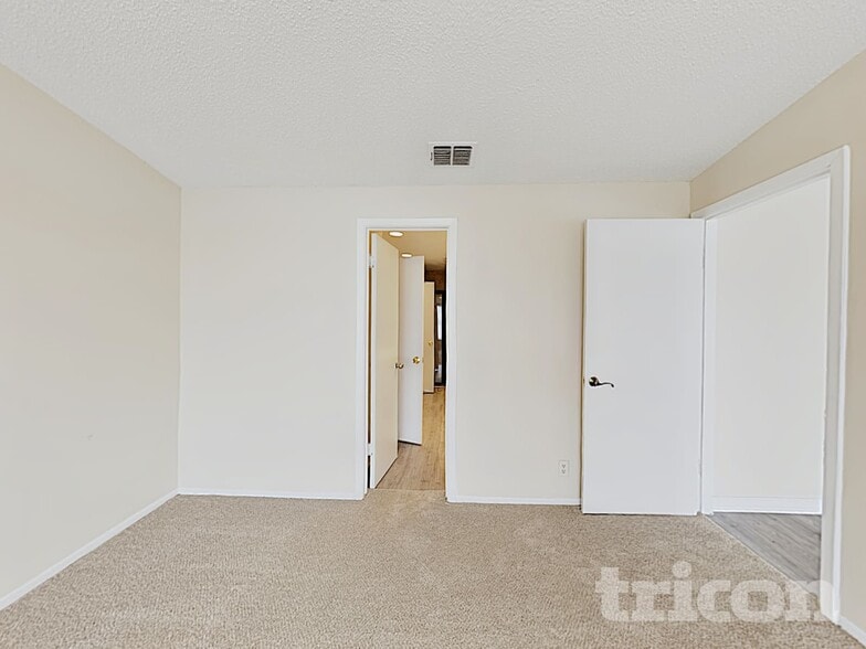 Building Photo - 10526 Kinderhook Dr