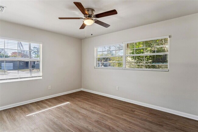 Building Photo - 1470 Overlea St